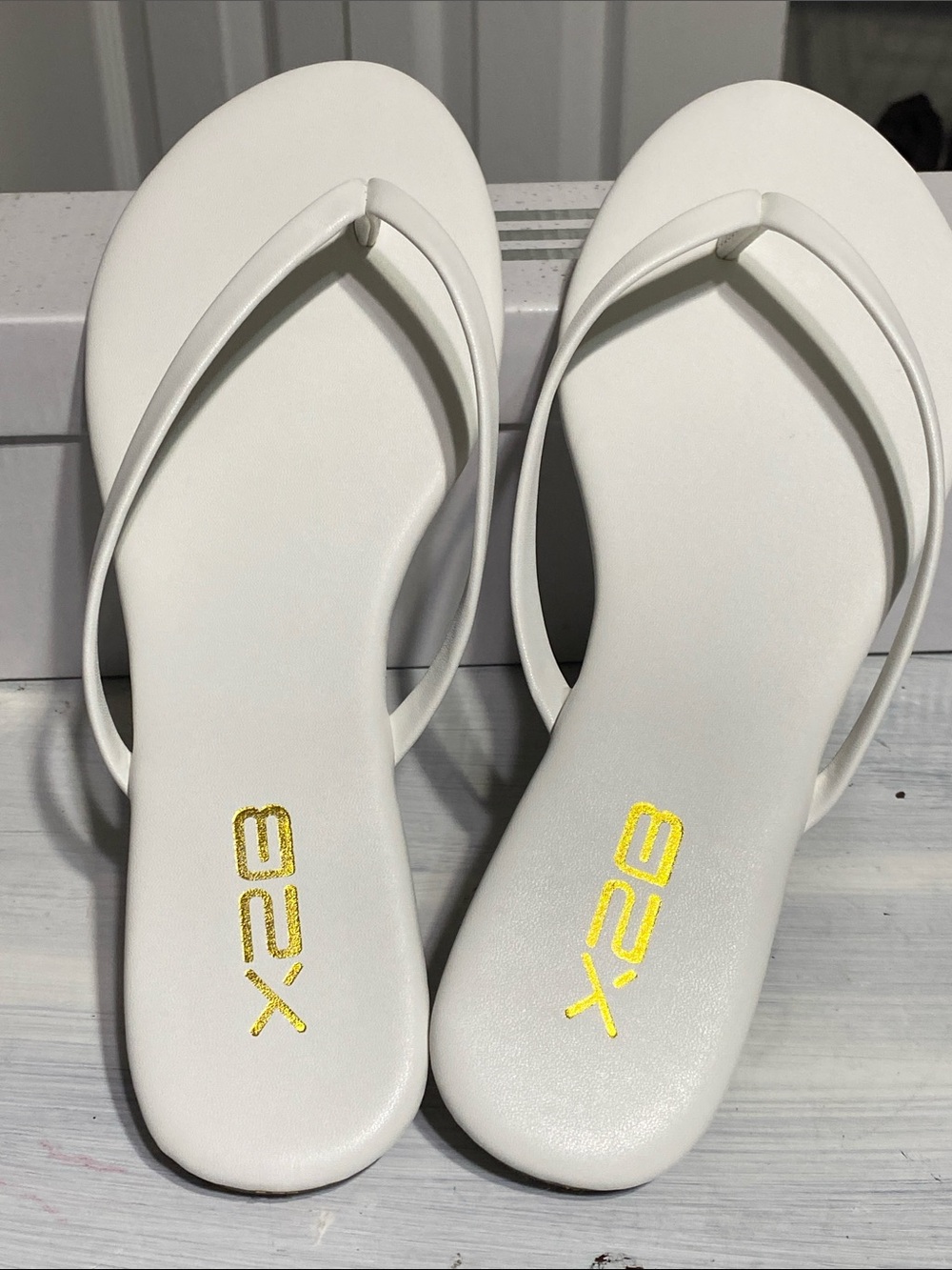X2B white NEW summer flip flop sandals shoes size 8